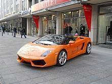 Berlin, Kurfürstendamm 63. Als Blickfang an der Straße diente am Eröffnungstag der Boutique selbstverständlich ein Lamborghini. Fotos: Auto-Reporter.NET